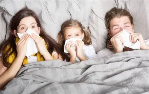 秋天到鼻子闹！孩子流清涕、打喷嚏，可能不是感冒而是过敏性鼻炎！