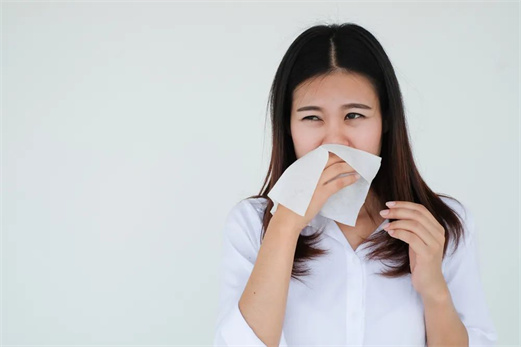 过敏性鼻炎拖延不治会诱发哮喘，专家：鼻炎患者出现3个症状要警惕